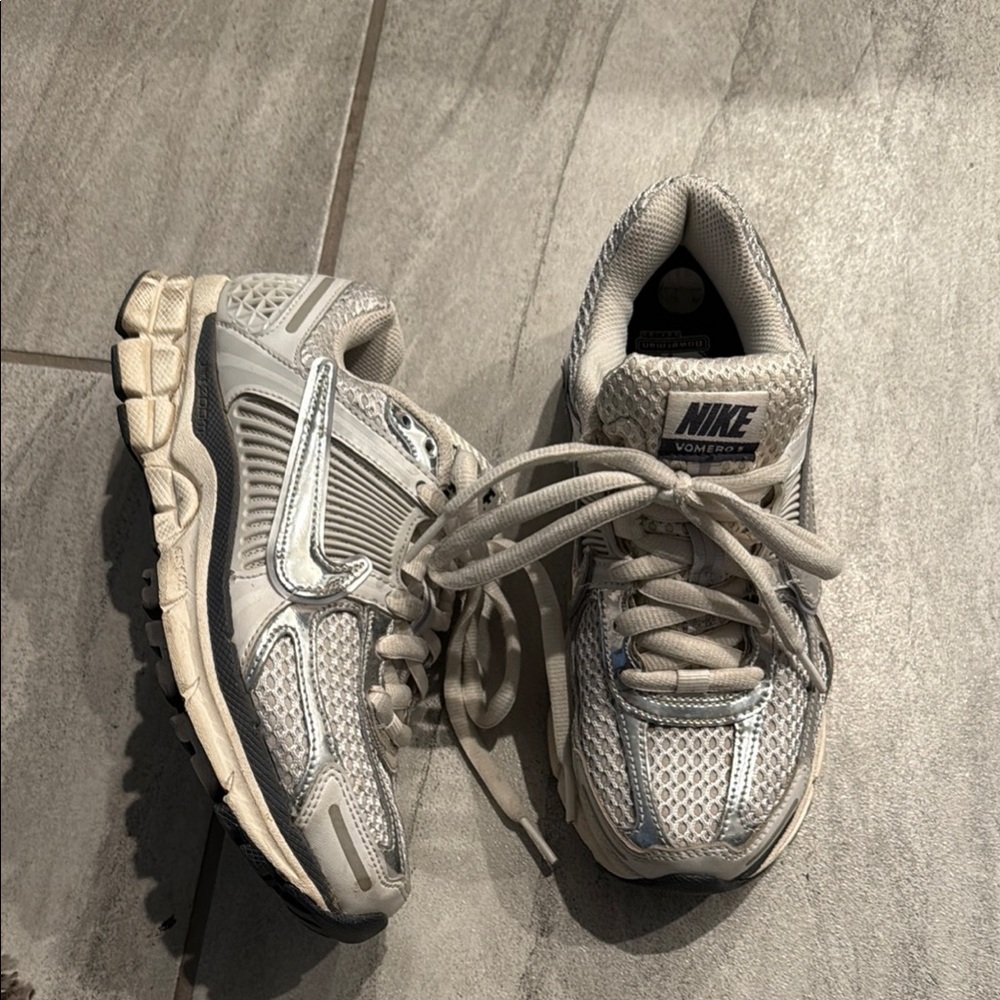 Nike Vomero 5 Gray and White Sneakers